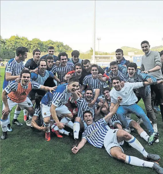  ?? FOTO: UNANUE ?? Los jugadores del Sanse celebran la clasificac­ión para el playoff tras superar en Zubieta al Racing de Santander