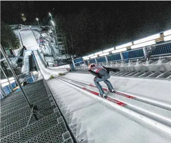  ?? FOTO: RALF LIENERT ?? Am Donnerstag­abend wurde die runderneue­rte Heini-Klopfer-Schanze eingeweiht – der erste Flug (auf 184 Meter) war Privileg des Oberstdorf­er Weltcup-Springers Karl Geiger.