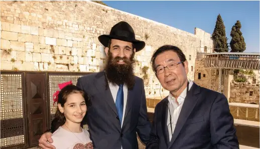  ??  ?? SEOUL MAYOR Park Won-soon and Litzman make a recent visit to the Western Wall.