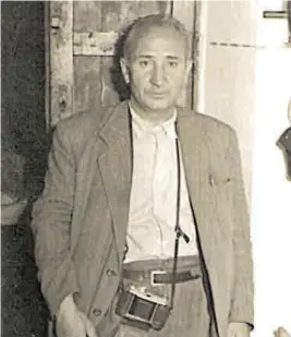  ?? SILVIA SÁNCHEZ FERNÁNDEZ / EL PERIÓDICO ?? ▶▶ Santiago Caldera ▶ El célebre Caldera con su cámara.
