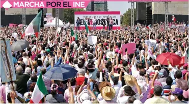  ?? ?? RESISTENCI­A. Durante el mitin que cerró la marcha por la democracia, encabezado por José Woldenberg, ex presidente del IFE, se pidió un minuto de silencio a los miles de presentes, quienes levantaron el puño, otros formaron con los dedos la V de la victoria.