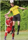  ?? Foto: Reinhold Rummel ?? Bei den Sportfreun­den Bachern (Andres Pangerl beim Kopfball) verpatzte der TSV Merching die Generalpro­be für die Relegation.