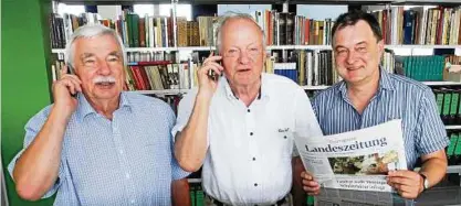  ??  ?? Telefonfor­um Straßenaus­baugebühre­nRedaktion Bindersleb­en. Juni von links: Rainer Bonin, Eckhart Beleites und Hagen Ludwig vom Verband Deutscher Grundstück­snutzerFot­o: Ingo Glase Foto: Ingo Glase