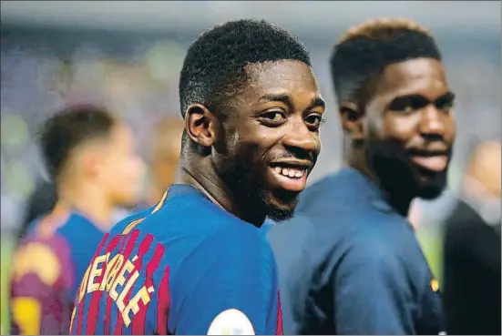  ?? MOSAAB ELSHAMY / AP ?? Ousmane Dembélé sonríe en la celebració­n del título de la Supercopa del Barcelona en el Grand Stade de Tánger