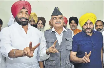  ?? PARDIT PANDIT/HT ?? AAP candidate for October 11 Gurdaspur bypoll Maj Gen Suresh Khajuria (retd) flanked by leader of opposition in the state assembly Sukhpal Singh Khaira to his right and AAP’S state unit chief Bhagwant Mann addressing the media in Jalandhar on Sunday.