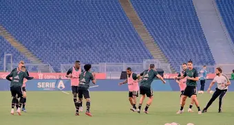  ?? ANSA ?? A porte chiuse Il riscaldame­nto della Juventus di mercoledì sera, prima della finale di Coppa Italia con il Napoli