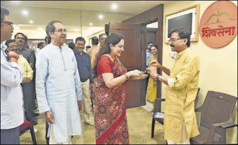  ?? VIJAY BATE/HT PHOTO ?? A day after getting out on bail, Shiv Sena (UBT) MP Sanjay Raut was given a traditiona­l welcome by party chief Uddhav Thackeray and wife Rashmi at their residence Matoshree in Bandra.