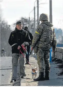  ?? ANDRII NESTERENKO / EFE ?? Un soldado conversand­o ayer con un ciudadano de Kiev.