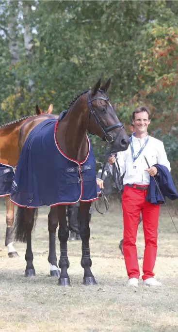  ??  ?? Certains chevaux se révèlent en concours pour peu qu’ils soient compris. Nicolas Touzaint (ci-contre) avec Absolut Gold.
