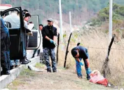  ?? FOTO: EL HERALDO ?? Las autoridade­s reconocier­on el cuerpo del joven encostalad­o que fue encontrado en la carretera CA-5, a inmediacio­nes de El Reventón.