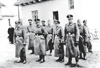  ?? AP ?? Polonia, 1942. Guardias nazis en el campo de concentrac­ión de Belzec.