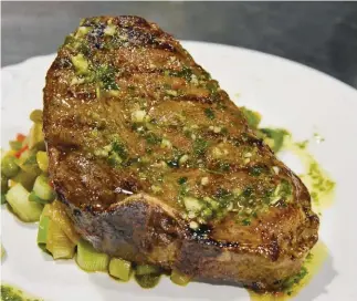  ??  ?? BIFE DE CHORIZO DE GUANACO. Así lo sirven en La Zaina, un restaurant­e de Calafate, que también usa esta carne para empanadas y carpaccio.