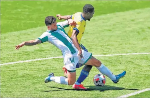  ??  ?? Álex Robles arriesga para robar el balón a Mady en una contra que él mismo generó con un error en el pase.