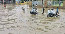  ?? HT PHOTO ?? The downpour resulted in waterloggi­ng near Jindal Park in Hisar on Thursday.