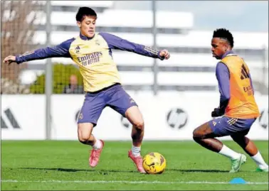  ?? ?? Arda Güler pelea por una pelota con Vinicius en un entrenamie­nto reciente en Valdebebas.