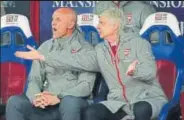  ?? AP PHOTO ?? Arsenal manager Arsene Wenger (right) during his team’s 30 defeat against Crystal Palace on Monday.