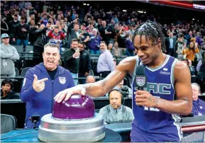  ?? Sara Nevis
/ Sacramento Bee ?? Sacramento Kings guard Davion Mitchell (15) lights the beam after the win against the New Orleans Pelicans in the NBA basketball game Monday at Golden 1 Center in Sacramento. The Kings defeated the Pelicans 123-108