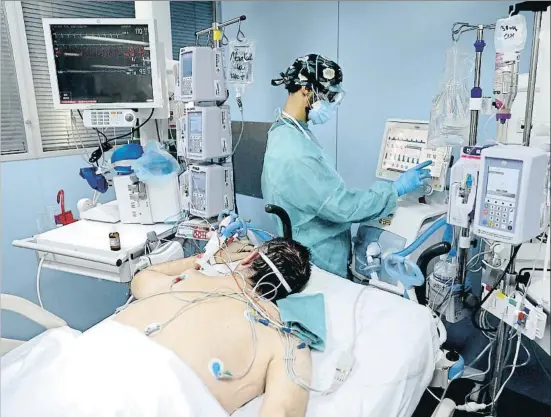  ?? XAVIER CERVERA ?? Un paciente crítico de covid es atendido en cuidados intensivos del hospital de Sant Pau