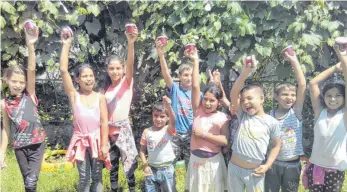  ?? FOTO: RUDI MULTER ?? Hoch die Marmeladen­gläser: Die Kinder im Buki-Haus haben fleißig mitgeholfe­n.