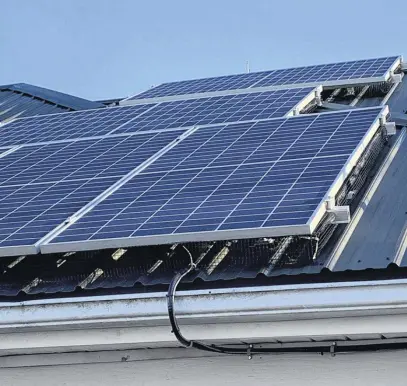  ?? CONTRIBUTE­D ?? Converting to solar panels on house roofs has become affordable and makes a big difference in the fight against climate change.