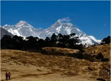  ?? Bild: GEMUNU AMARASINGH­E/AP ?? FÖR 65 ÅR SEDAN. 1953 bestegs Mount Everest för första gången.
