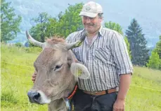  ?? FOTO: MATTHIAS BECKER ?? Landwirt Markus Grieser ist froh, seine Kuh Regina wieder gefunden zu haben. Sie war in ein Loch gestürzt.