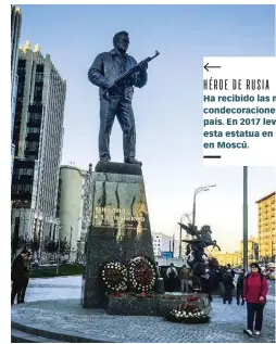  ??  ?? Ha recibido las máximas condecorac­iones de su país. En 2017 levantaron esta estatua en su honor en Moscú. HÉROE DE RUSIA