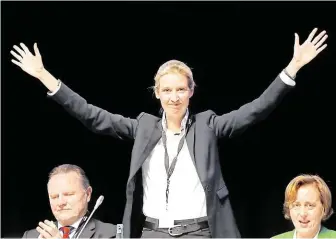  ?? Alice Weidelová se na víkendovém sjezdu Alternativ­y pro Německo (AfD) v Kolíně nad Rýnem stala jedním ze dvou představit­elů strany. Životopis této ženy ale s programem AfD značně koliduje. FOTO REUTERS ?? Hvězda populistů.