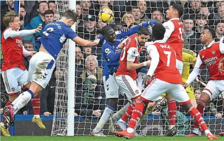  ?? | PHOTO : EPA/MAXPPP ?? James Tarkowski, de la tête, a donné la victoire à Everton sur Arsenal (1-0).