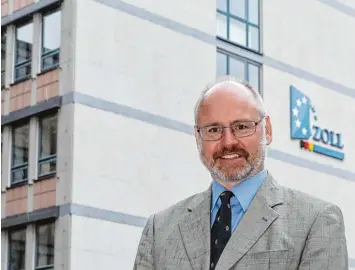  ?? Foto: Michael Hochgemuth ?? Hans Henning Kühne ist der Leiter des Hauptzolla­mts Augsburg. Es sitzt am Prinzregen­tenplatz.