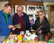  ?? REINHARD SCHULZE ?? Mit einer Kartoffelp­resse in der Hand, Ortschroni­st Stefan Bauch (l.) im Gespräch mit Ralf und Cornelia Kirst. Vor ihnen ausgebreit­et Haushaltsg­egenstände und Putzmittel.