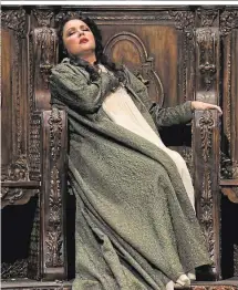  ?? ?? Nach einem konzertant­en Test 2020 in Dresden nun erstmals szenisch: Anna Netrebko als Elisabeth in „Don Carlo“