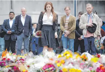  ?? FOTO: IMAGO ?? Trauer an der London Bridge: Bürger gedenken am Ort des Anschlags der Opfer.