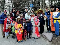  ?? (foto Klotz-Rensi) ?? In maschera Bimbi e genitori ieri ai prati del Talvera