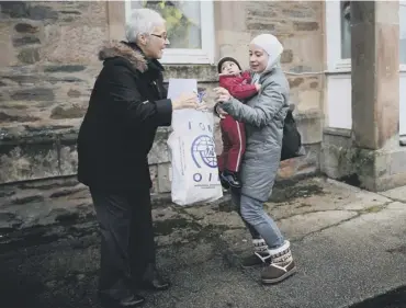  ??  ?? 0 Syrian refugee families arrive at their new homes on the Isle of Bute