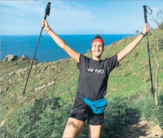  ?? FOTO: CEDIDA ?? Clara Azurmendi posa sonriendo delante de la cámara en una de sus salidas al monte pata entrenar.