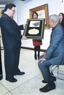  ??  ?? (1) El pintor durante una visita al país en el 2009, cuando el Museo del Hombre Hondureño le realizó un homenaje. (2) En 2016, Banco Atlántida le hizo un homaneje por toda su carrera.
