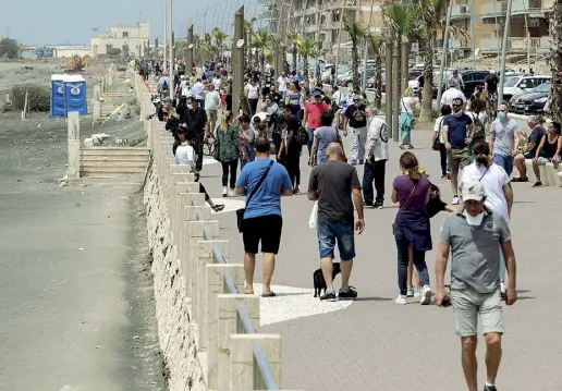  ?? (foto Benvegnù) ?? Folla sul lungomare di Ostia, ieri mattina: i romani hanno approfitta­to della giornata per fare una passeggiat­a in riva al mare