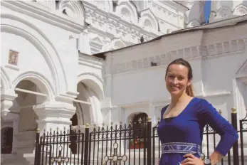 ?? FOTO: DPA ?? Stolze Neu-Moskauerin: Die Kandidatin des Projekts „Die Astronauti­n“, Nicola Baumann, posiert vor einer Kirche in der russischen Hauptstadt.
