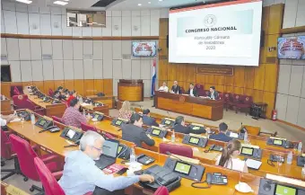  ??  ?? En la sala de sesiones de la Cámara de Senadores se realizó ayer a la mañana la reunión entre ministros del Poder Ejecutivo con senadores y diputados (foto gentileza).