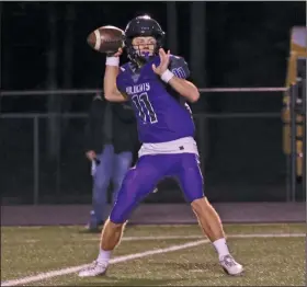  ?? Siandhara Bonnet/News-Times ?? Back to pass: In this file photo, El Dorado quarterbac­k Eli Shepherd gets ready to throw a pass against Benton during the 2019 season. Shepherd has accepted a walkon offer to play collegiate­ly at Louisiana Tech.