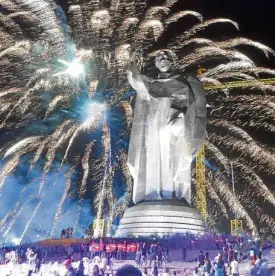  ?? WILLIE LOMIBAO ?? NEWWORLD RECORD The 50.23-meter St. Vincent Ferrer statue in Bayambang, Pangasinan, enters the Guinness World Records as the world’s tallest bamboo statue.—