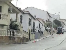  ??  ?? La casa de Manuela Chavero en la calle Cerezo, donde vive el detenido.