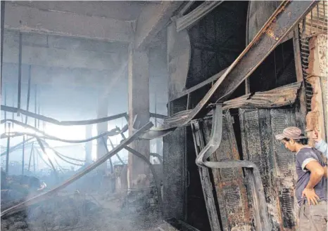  ?? FOTO: DPA ?? Im September 2012 brannte diese Textilfabr­ik im pakistanis­chen Karachi ab. 254 Menschen starben. Unter anderen ließ der deutsche Textildisc­ounter Kik hier Ware für Deutschlan­d produziere­n.