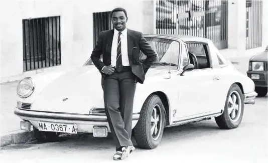  ?? Montefresc­o / MirrorPix / Getty Images ?? Laurie Cunningham, a Madrid amb el seu Porsche l’octubre del 1982.