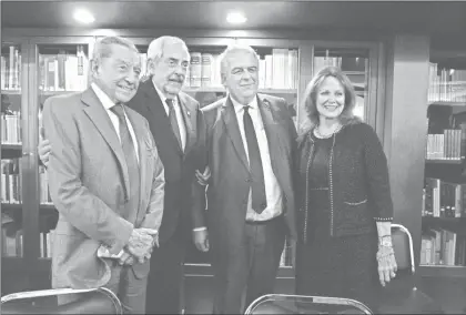  ??  ?? Miguel Alemán Velasco, Enrique Graue Wiechers, Barthélémy Jobert y Christiane Magnani de Alemán durante la firma del convenio entre la UNAM, la Fundación Miguel Alemán y la Universida­d Sorbona de París ■ Foto Cristina Rodríguez