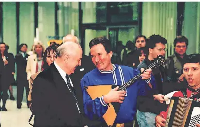  ?? FOTO: JOHANNES
SCHMIDT ?? Johannes Schmidt spielte 1995 in Düsseldorf mit dem Balalaika-Ensemble „Druschba“für Michail Gorbatscho­w.
