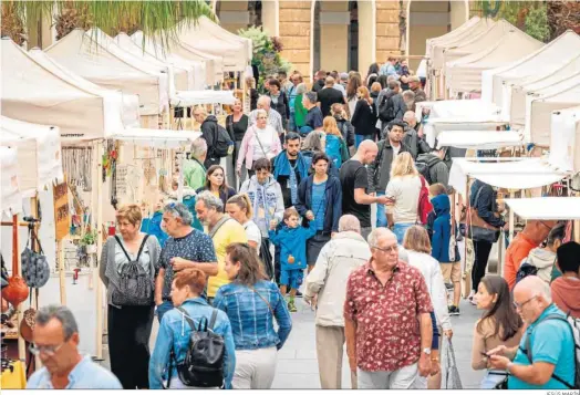  ?? JESÚS MARÍN ?? Turistas pasean por un mercadillo ambulante instalado en la plaza del Ayuntamien­to de Cádiz.