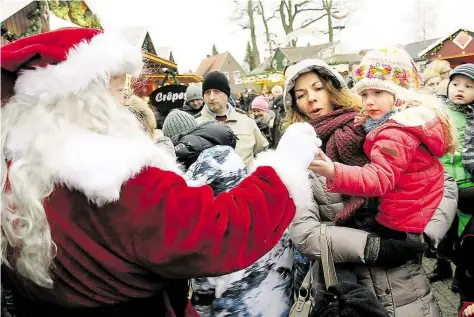  ?? BILD: FRANK JACOB ?? Kleine Überraschu­ngen im Gepäck: Im Rasteder Weihnachts­dorf auf dem Kögel-Willms-Platz wird auch in diesem Jahr wieder der Weihnachts­mann erwartet.