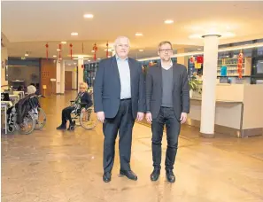  ?? Stanislav Jenis ?? Hausleiter Claudiu Suditu und Caritas Wien-Generalsek­retär Alexander Bodmann im Haus St. Barbara in Liesing.